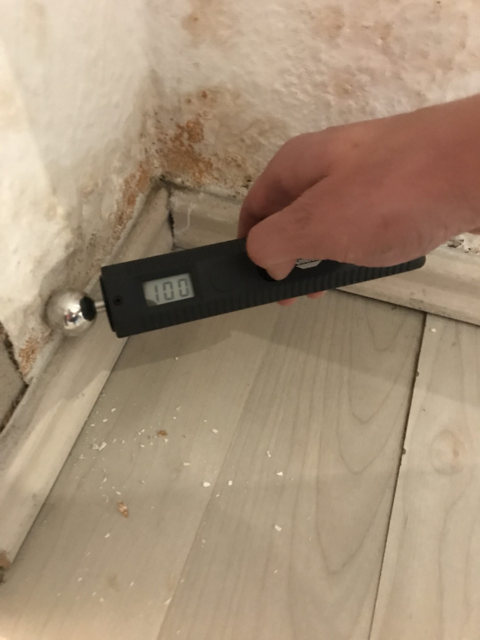 Feuchtemessung mit 100% Anzeigewert an schimmelgeschädigter Wand – Baugutachter Tim Heuer Düsseldorf