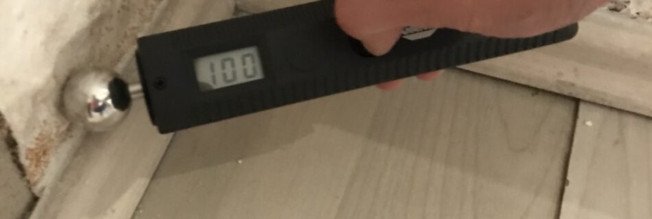 Feuchtemessung mit 100% Anzeigewert an schimmelgeschädigter Wand – Baugutachter Tim Heuer Düsseldorf