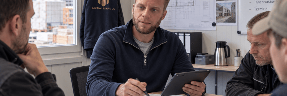 Online Baubegleitung mit Baugutachter Tim Heuer bei einer Baubesprechung im Baucontainer